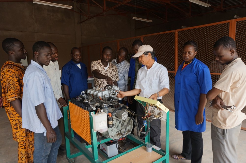 20150316布國職訓技術協助計畫專家林昌儒(戴帽者)教授區級職訓中心巡迴輔導動力機械課程(羅麗意LO LI YI提供)3.JPG